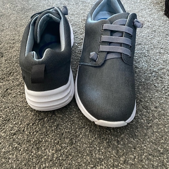 Bought these online for nursing shoes and only tried them on! Didn’t fit right. - Picture 2 of 5